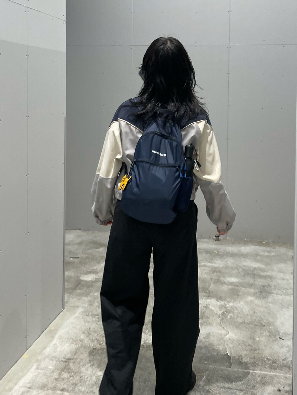 ブラック系のその他パンツ、ブルー系のジャージを着用したレディースの冬コーディネートの2枚目の写真