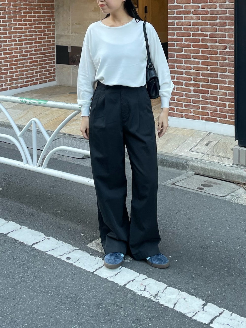 「今日のコーデ、スラックス、春服、大人可愛い、大人カジュアルコーデ、春夏コーデ、トレンド、キャップ、キャップ女子、キャップコーデ、スニーカー、スニーカーコーデ、スニーカー女子、シンプルコーデ、シンプルスタイル」｜「COLONY 2139の綿レーヨン2タックチノパンツ（チノパンツ、ベージュ系）」を使った、LEIさん（レディース・156cm）の春コーディネートの3枚目の写真