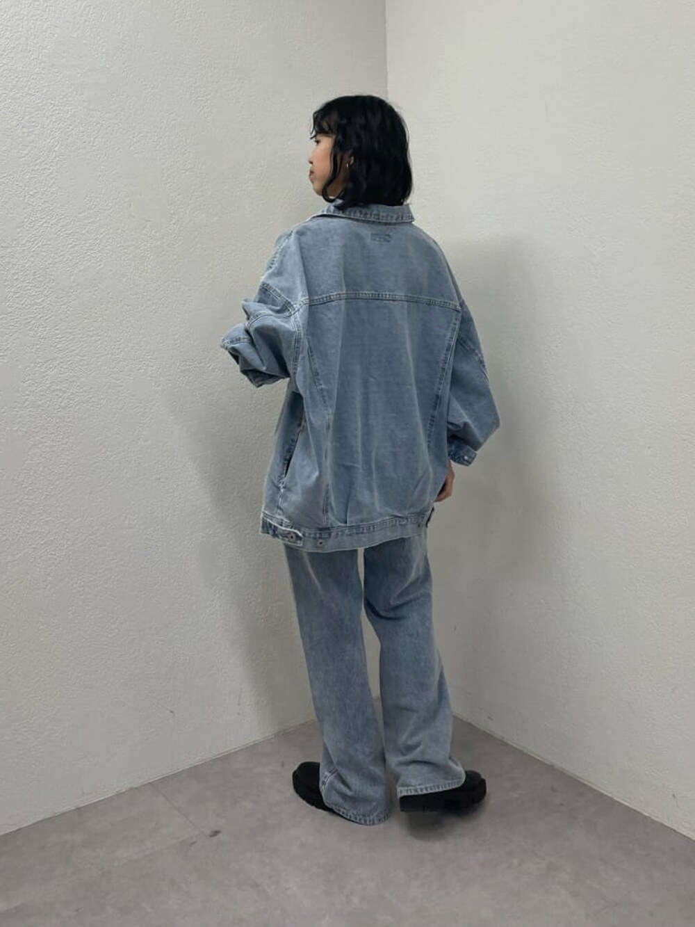 「セットアップ、シンプルコーデ、春色、ストリート、デニム、デニムジャケット、Gジャン、ダメージデニムパンツ、ダメージデニム、ブーツ」｜「COLONY 2139のSS先行予約 / BIGデニムジャケット（デニムジャケット、ブルー系）」を使った、LEIさん（レディース・156cm）の冬コーディネートの3枚目の写真
