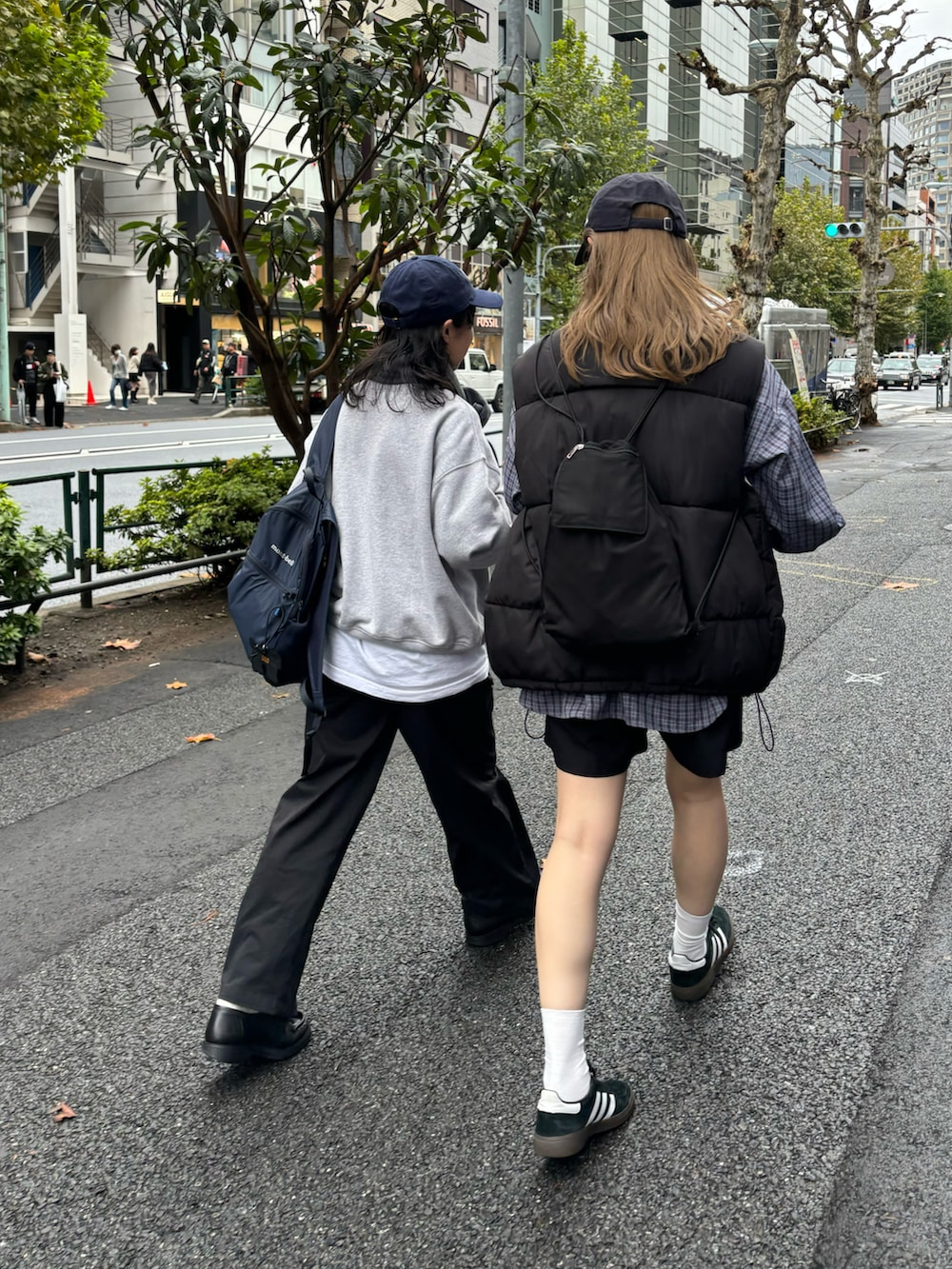 「ファッションを楽しもう、休日スタイル、おでかけコーデ、プチプラ、着回しコーデ、スウェット、ダウンベスト、ストリート」｜「COLONY 2139のエコダウンオーバーベスト（ダウンベスト、ブラック系）」を使った、LEIさん（レディース・156cm）の秋コーディネートの2枚目の写真
