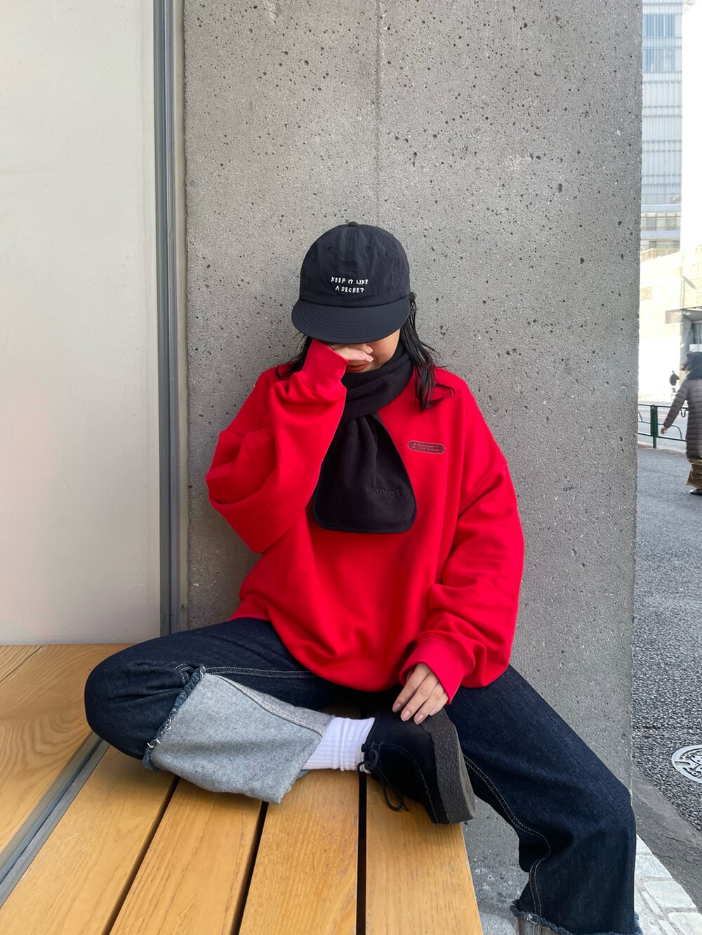 「キャップ、キャップ女子、キャップコーデ、スウェット、スウェットコーデ、デニム、デニムパンツ、マフラー、マフラーコーデ、赤」｜「COLONY 2139のワッペン刺繍スウェット（スウェット、レッド系）」を使った、LEIさん（レディース・156cm）の冬コーディネートの3枚目の写真