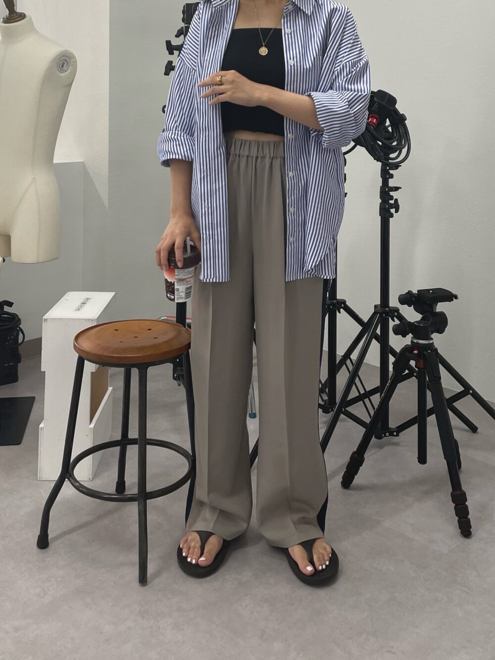 ブラック系のサンダル、ベージュ系のその他パンツ、グリーン系のシャツ/ブラウスを着用したレディースの夏コーディネートの3枚目の写真