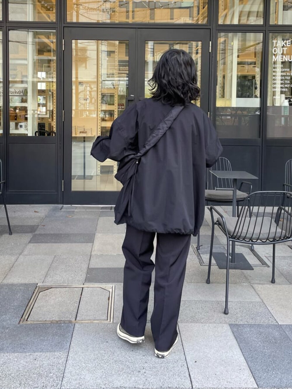 ブラック系のブルゾン、ブラック系のその他パンツ、ブラック系のショルダーバッグを着用したレディースの冬コーディネートの2枚目の写真