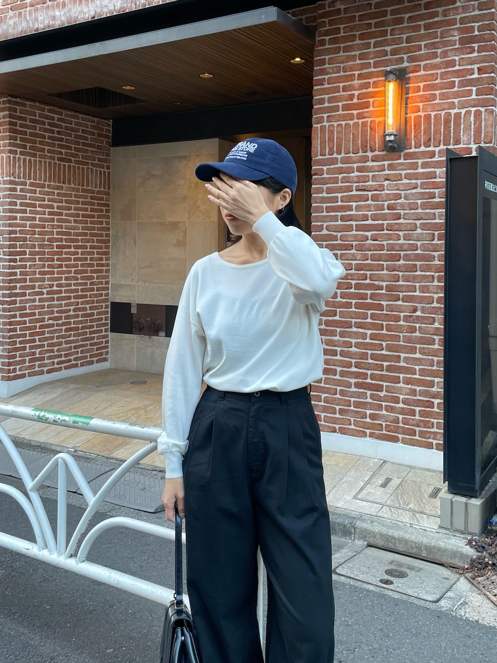 「今日のコーデ、スラックス、春服、大人可愛い、大人カジュアルコーデ、春夏コーデ、トレンド、キャップ、キャップ女子、キャップコーデ、スニーカー、スニーカーコーデ、スニーカー女子、シンプルコーデ、シンプルスタイル」｜「COLONY 2139の綿レーヨン2タックチノパンツ（チノパンツ、ベージュ系）」を使った、LEIさん（レディース・156cm）の春コーディネートの2枚目の写真