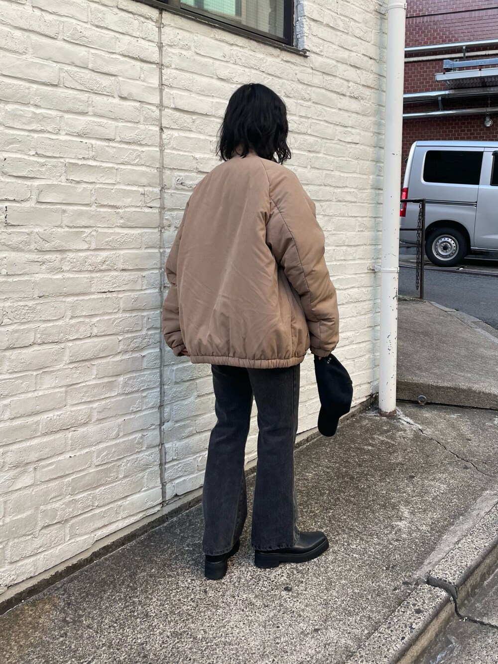 「冬コーデ、ストリート、ロゴスウェット、ロゴ、ブルゾン、フレアパンツ、デニム、デニムパンツ、ブーツ、サイドゴアブーツ、プチプラ」｜「COLONY 2139のフレアデニムパンツ（デニムパンツ、ブルー系）」を使った、LEIさん（レディース・156cm）の冬コーディネートの3枚目の写真