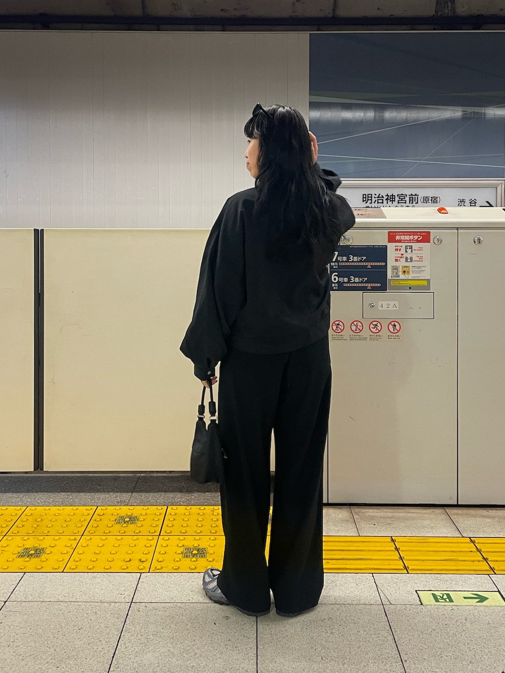 「オトナカジュアル、お洒落さんとつながりたい、モノトーンコーデ、ワントーンコーデ、スニーカー、スニーカー女子、スニーカーコーデ」｜「COLONY 2139のグルカパンツ（その他パンツ、グレー系）」を使った、LEIさん（レディース・156cm）の冬コーディネートの2枚目の写真