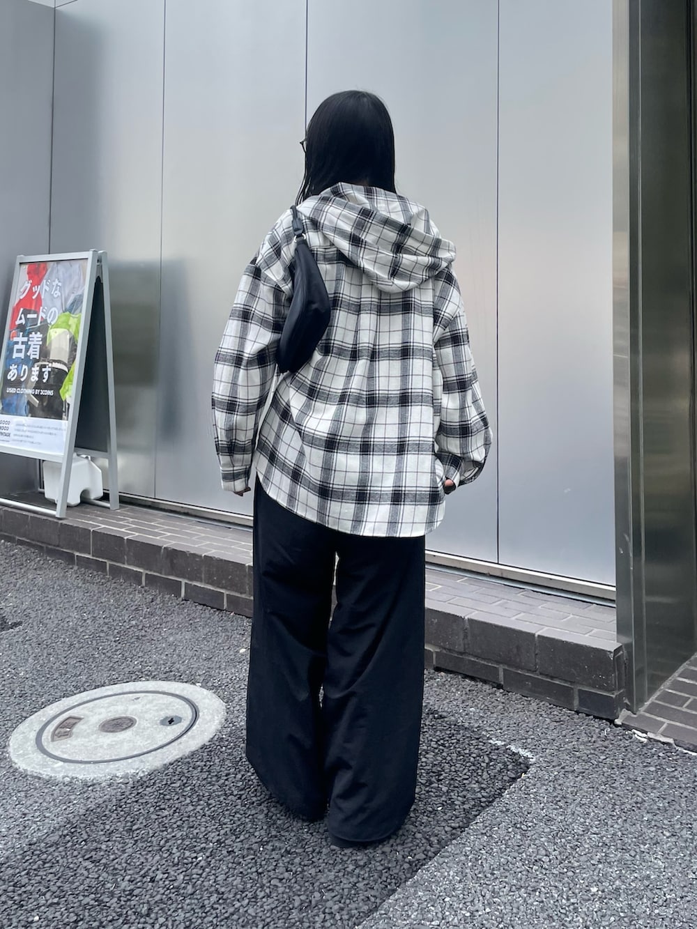 ホワイト系のシャツ/ブラウス、ブラック系のハンドバッグを着用したレディースの夏コーディネートの2枚目の写真