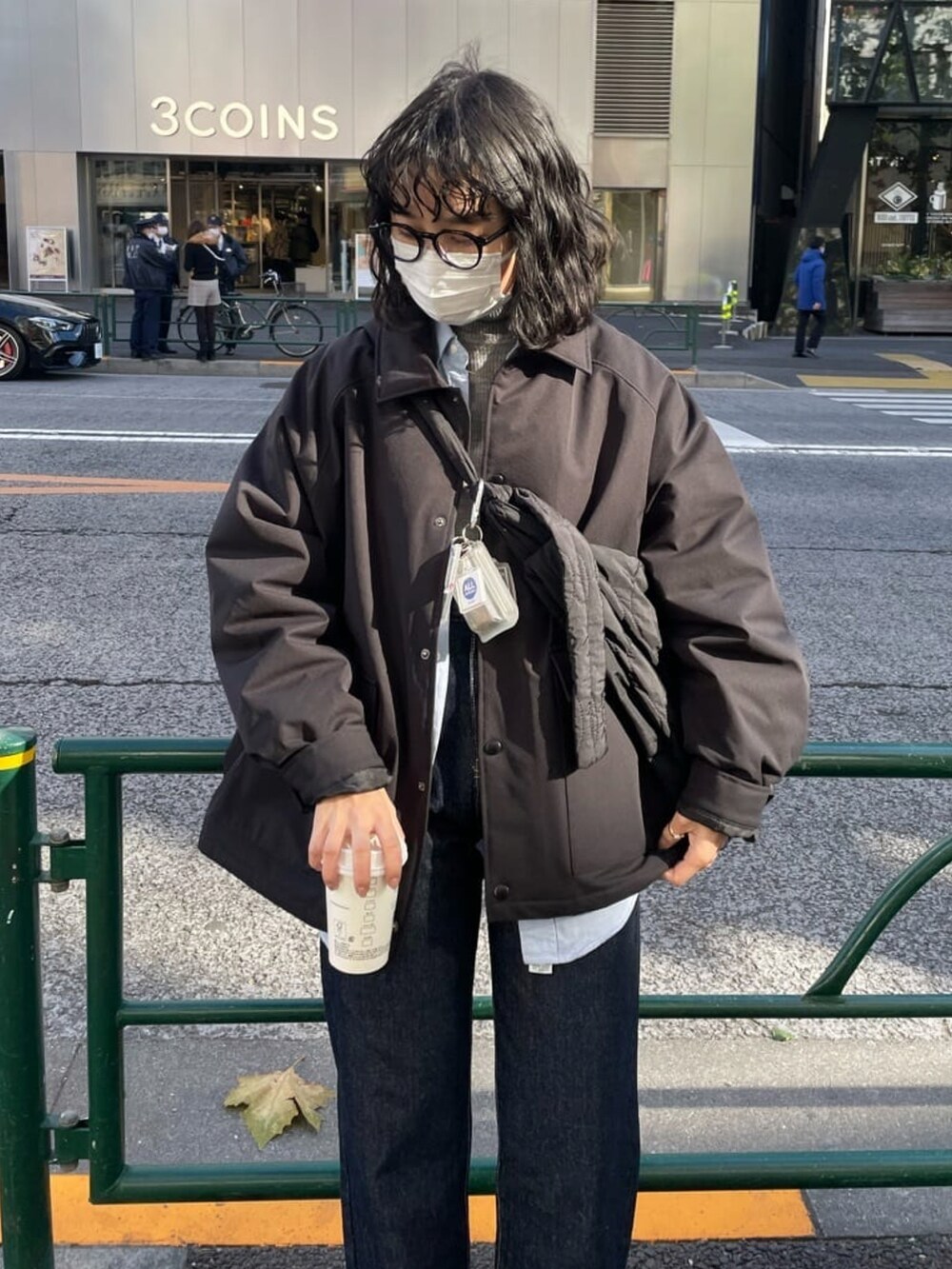 「ショルダーバッグ、キルティング、デニム、デニムパンツ、ストレートパンツ、古着MIX、ダウンジャケット」｜「COLONY 2139の防風ストレッチオーバージャケット（ブルゾン、ブラック系）」を使った、LEIさん（レディース・156cm）の冬コーディネートの3枚目の写真