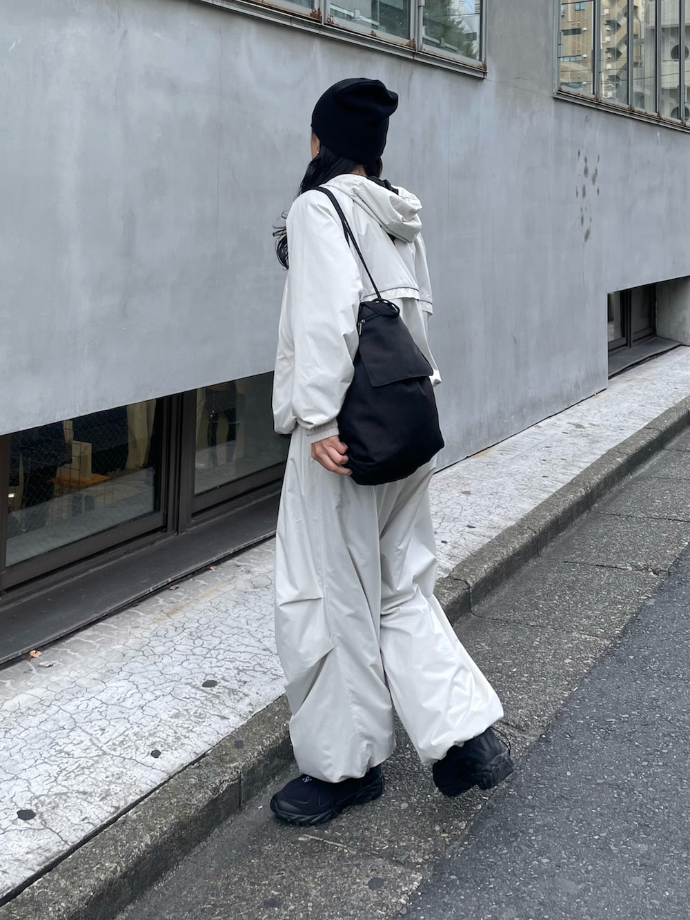 ブラック系のその他パンツ、ブラック系のマウンテンパーカー、ブラック系のニットキャップ/ビーニーを着用したレディースの秋コーディネートの2枚目の写真