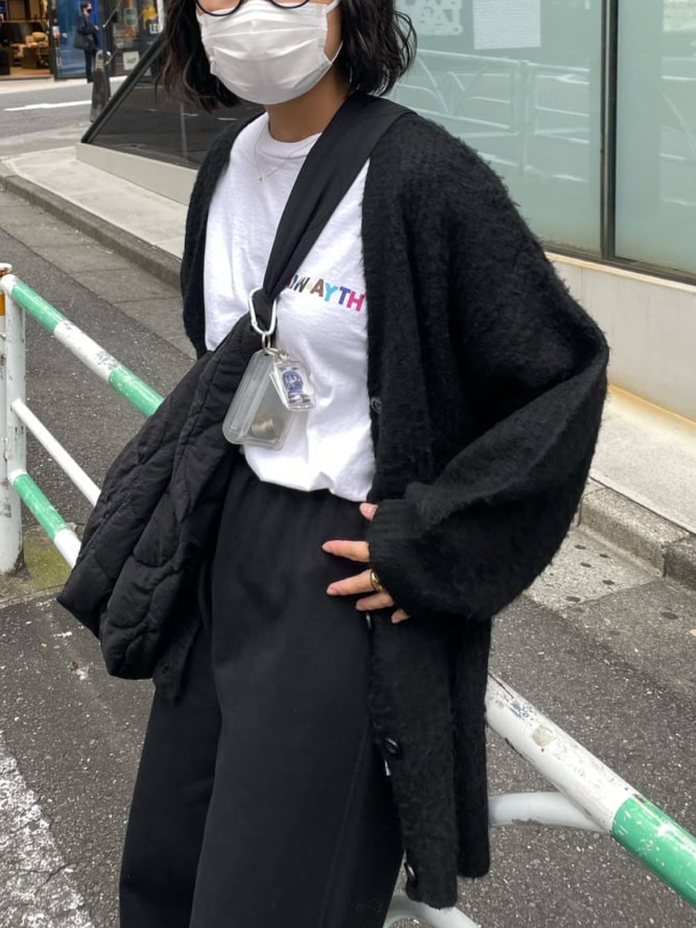 ブラック系のモカシン/デッキシューズ、グレー系のスウェットパンツ、ブラック系のショルダーバッグを着用したレディースの秋コーディネートの3枚目の写真