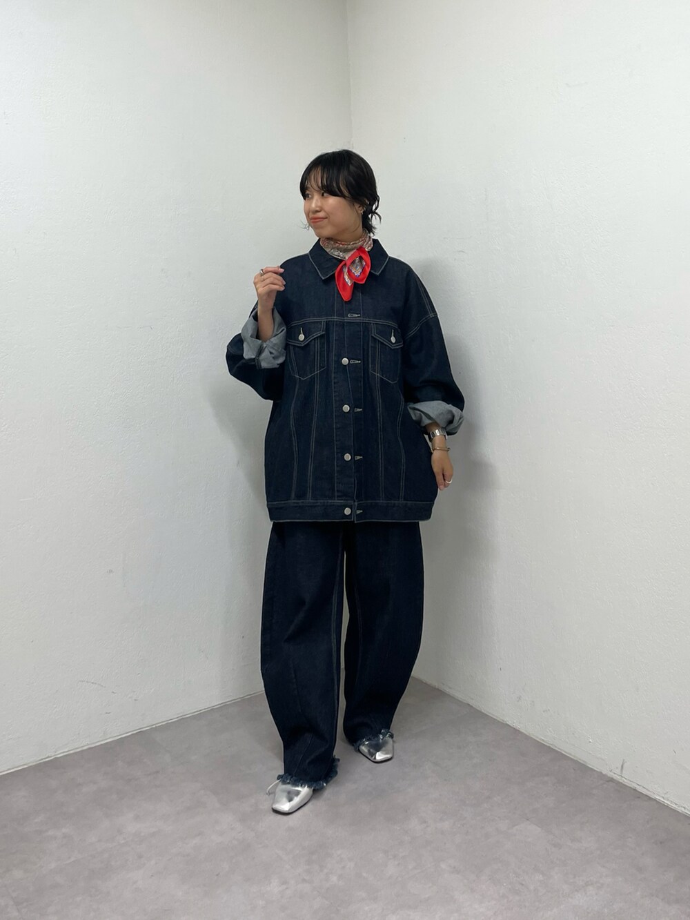 「COLONY 2139のカーブデニムパンツ（デニムパンツ、ブルー系）」を使った、LEIさん（レディース・156cm）の夏コーディネートの2枚目の写真