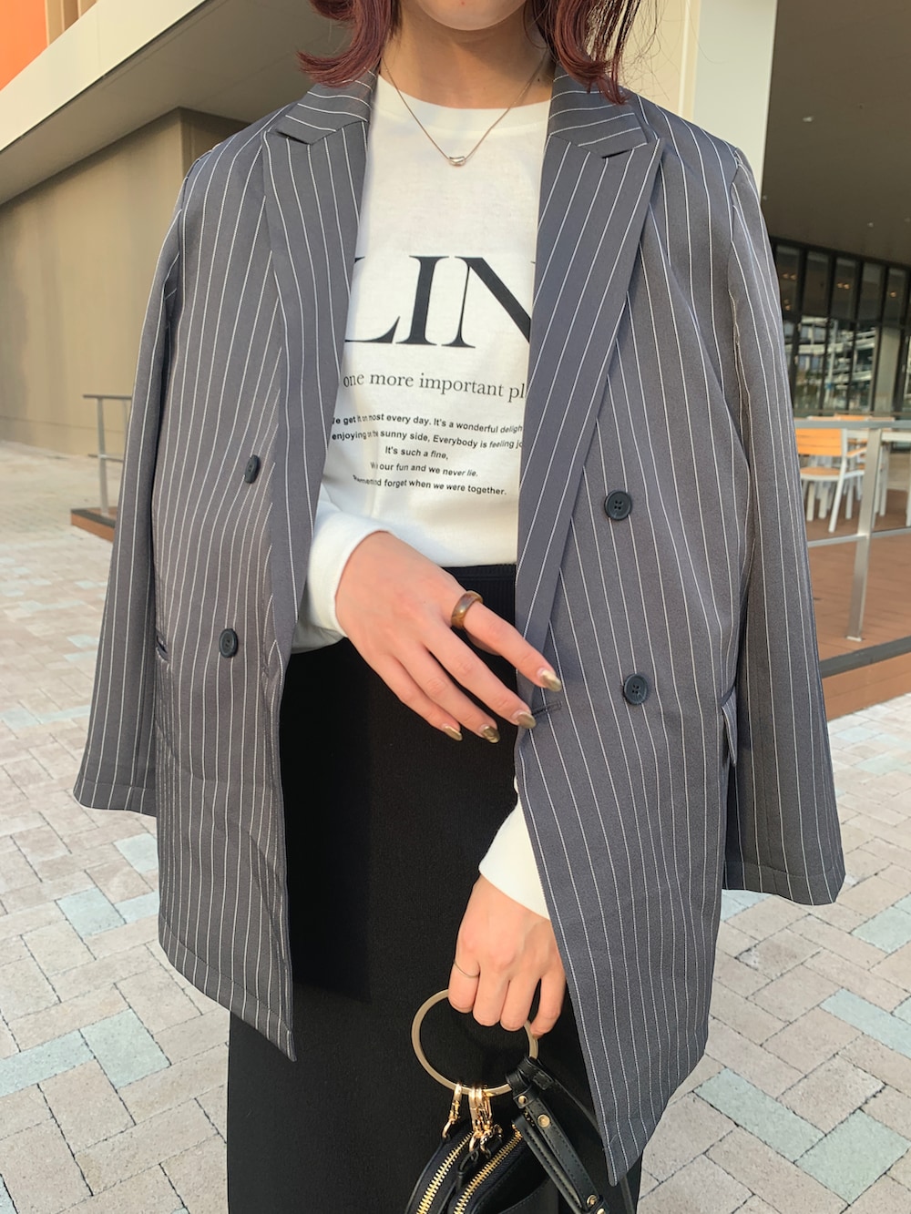 ホワイト系のローファー、ホワイト系のTシャツ/カットソー、グレー系のテーラードジャケットを着用したレディースの秋コーディネートの3枚目の写真