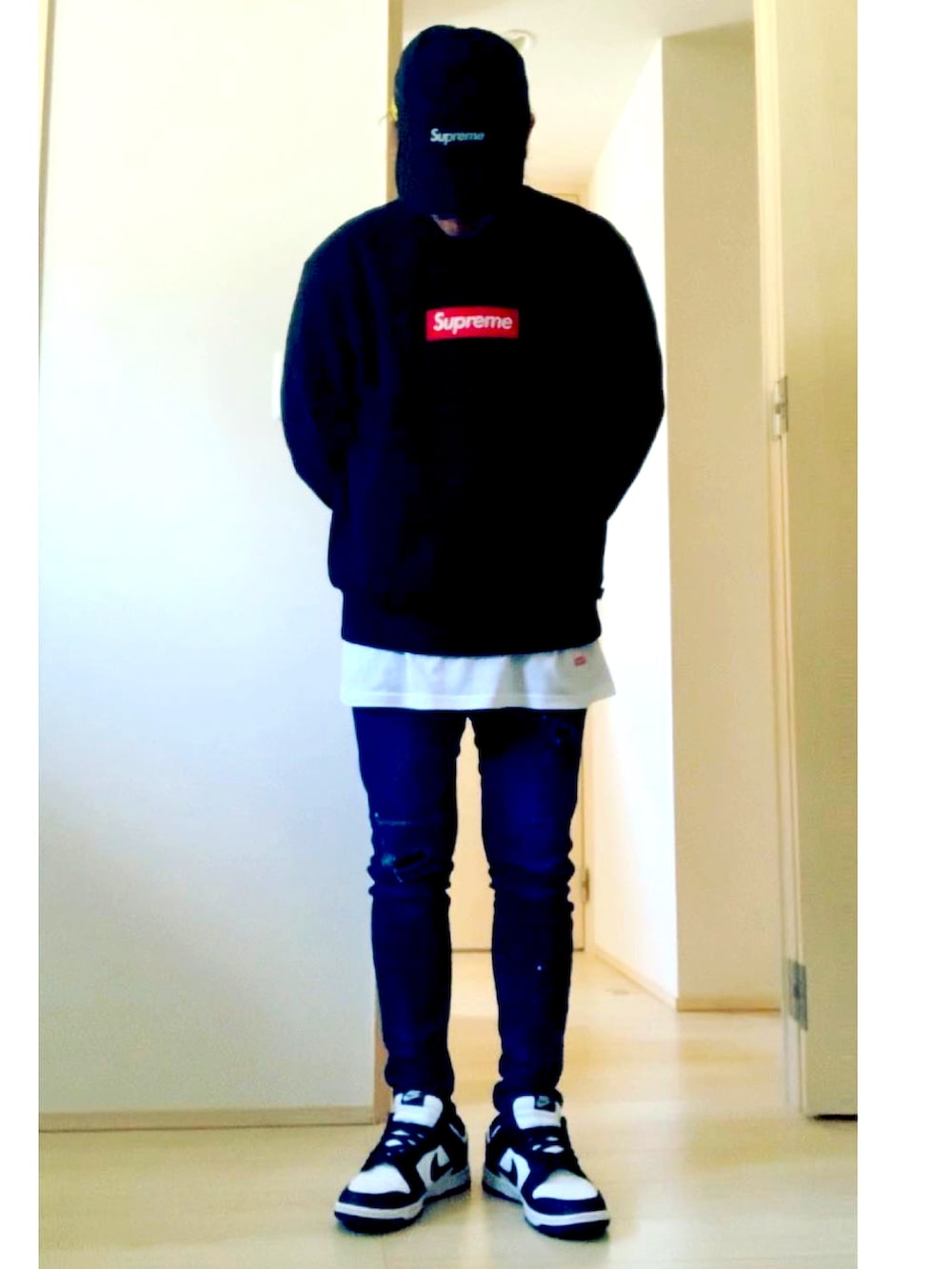 ブラック系のジャケット/アウター、ブラック系のパーカー、ブラック系のスニーカーを着用したメンズの冬コーディネートの2枚目の写真