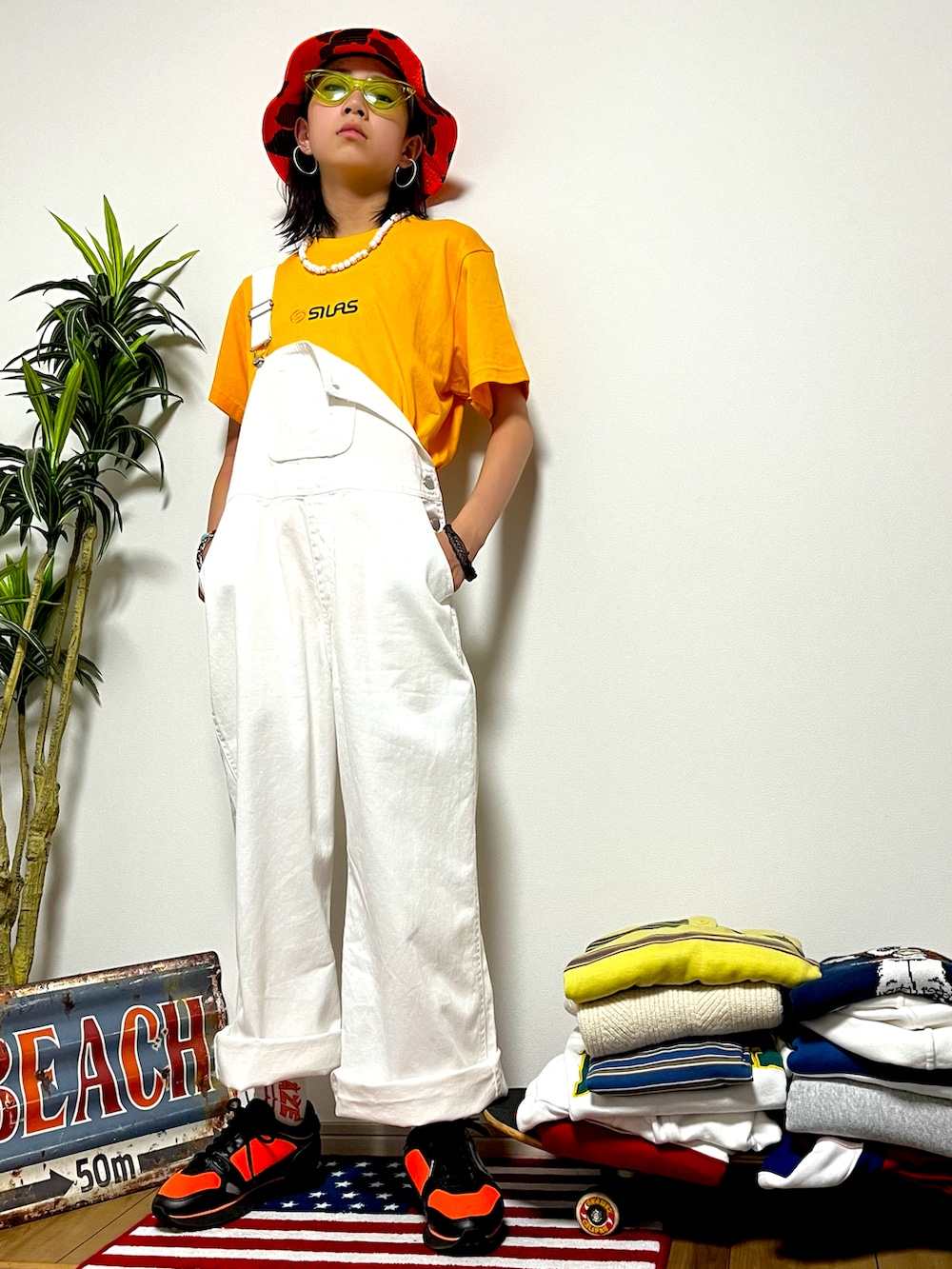 イエロー系のTシャツ/カットソー、オレンジ系のスニーカー、ブラック系のラッピングキットを着用したキッズの夏コーディネートの3枚目の写真