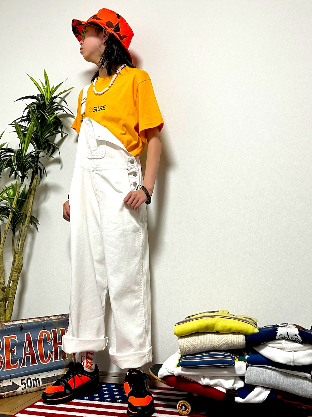 イエロー系のTシャツ/カットソー、オレンジ系のスニーカー、ブラック系のラッピングキットを着用したキッズの夏コーディネートの2枚目の写真