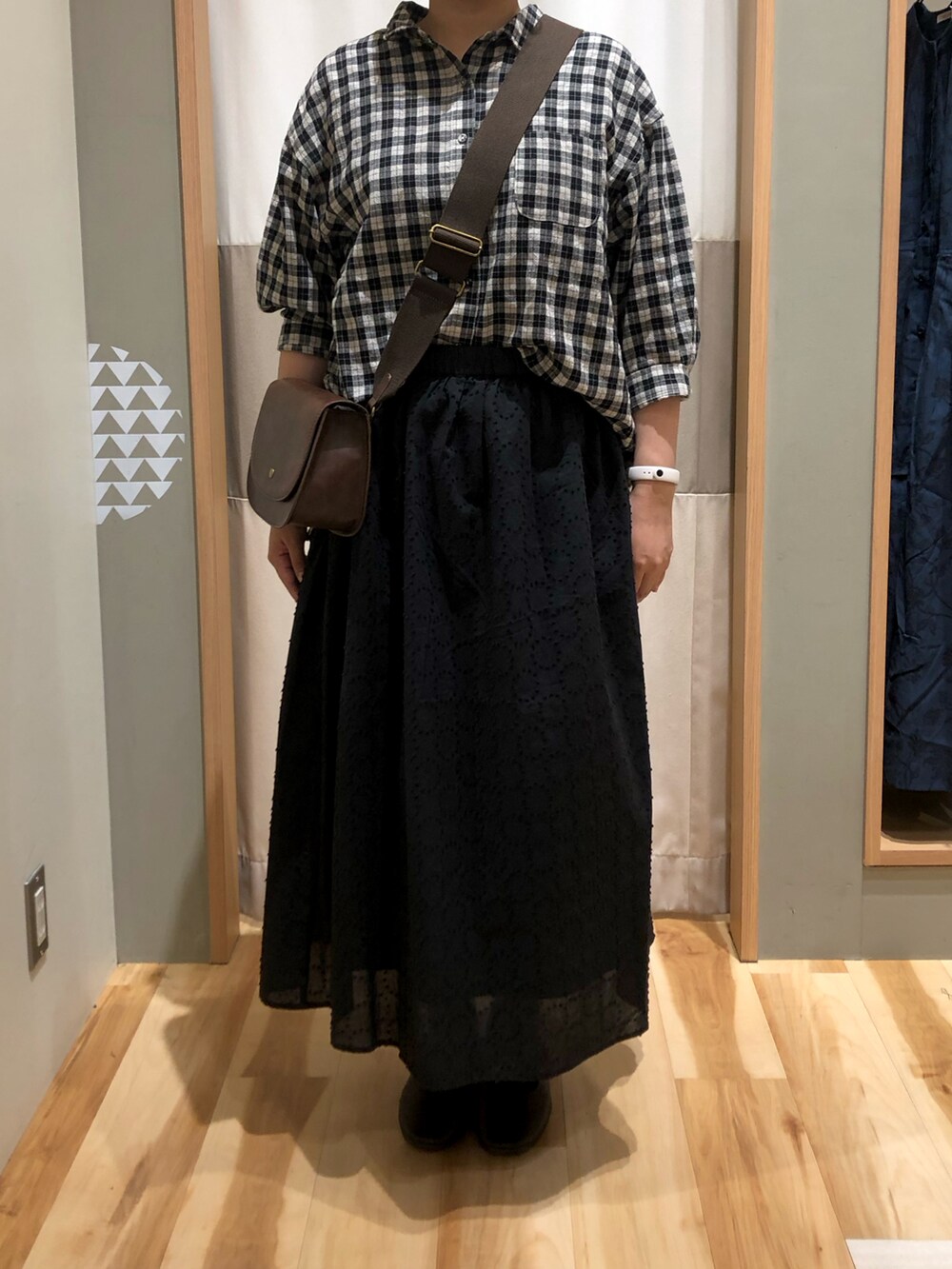 ブラック系のシャツ/ブラウス、ブラック系のスカート、ブラウン系のドレスシューズを着用したレディースの秋コーディネートの2枚目の写真