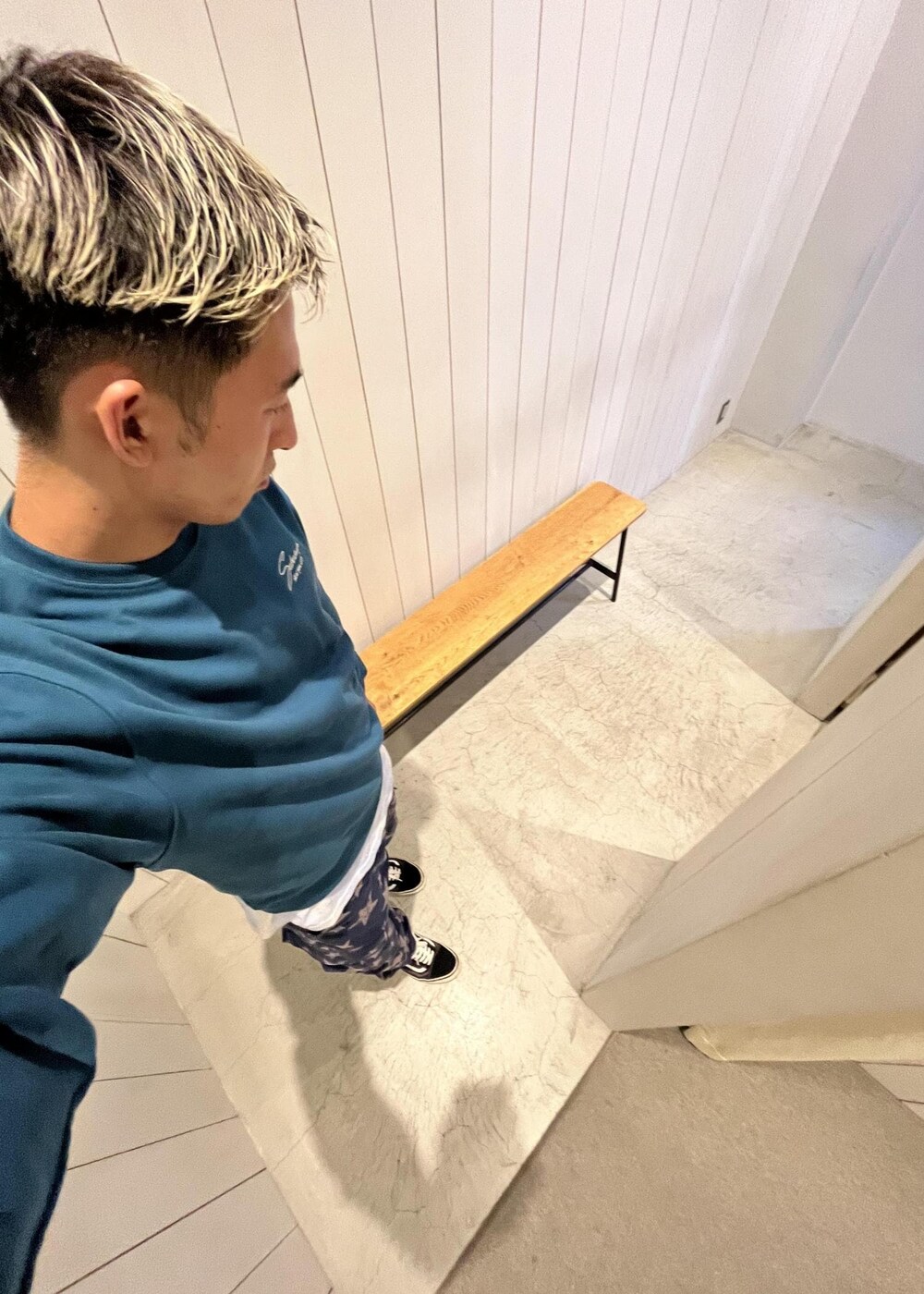 その他のカーゴパンツ、グリーン系のスウェットを着用したメンズの秋コーディネートの4枚目の写真