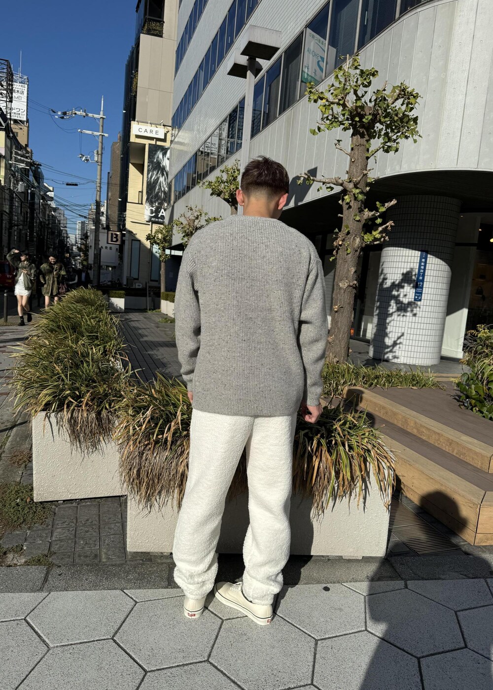 グレー系のニット/セーターを着用したメンズの秋コーディネートの3枚目の写真