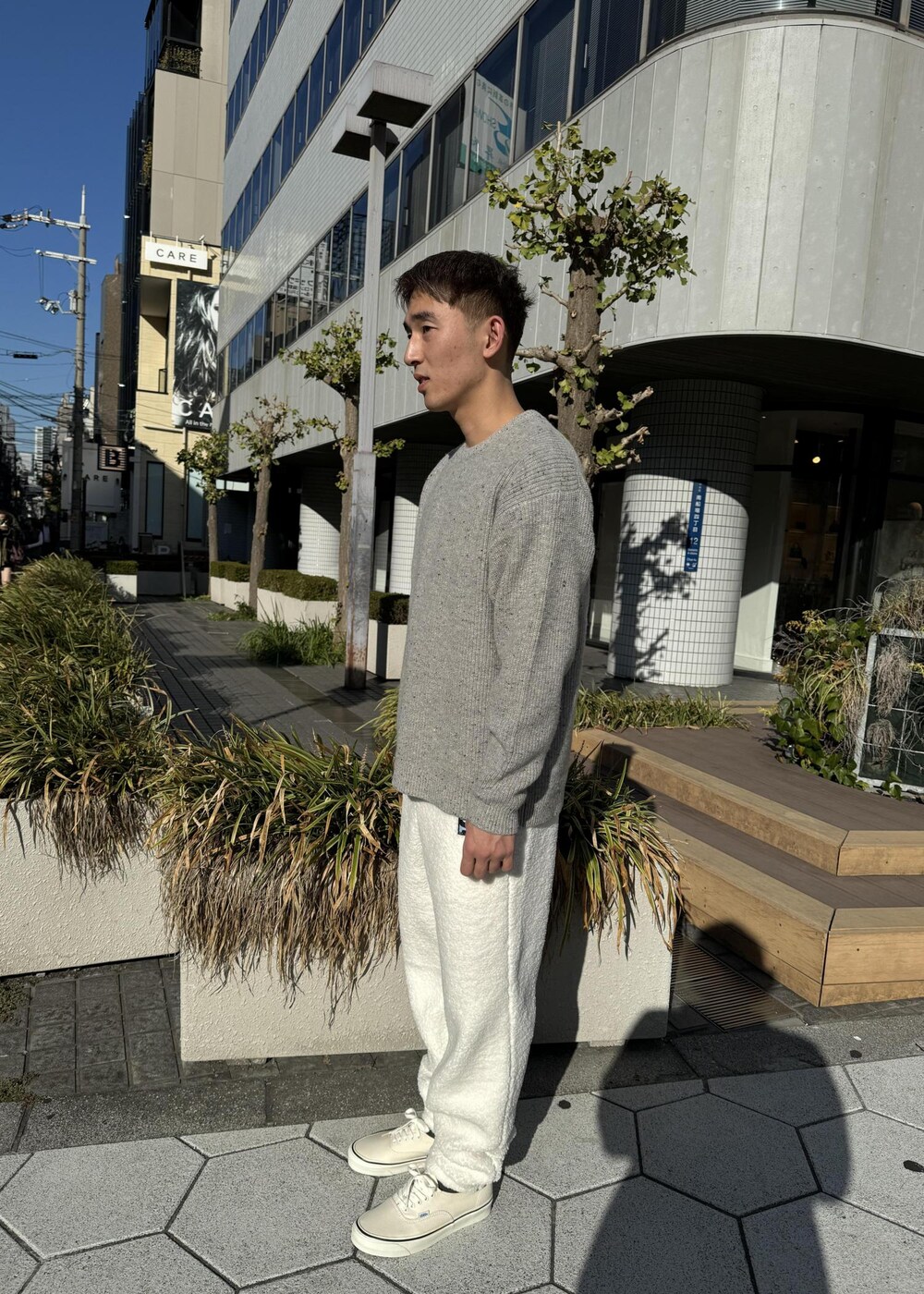 グレー系のニット/セーターを着用したメンズの秋コーディネートの2枚目の写真