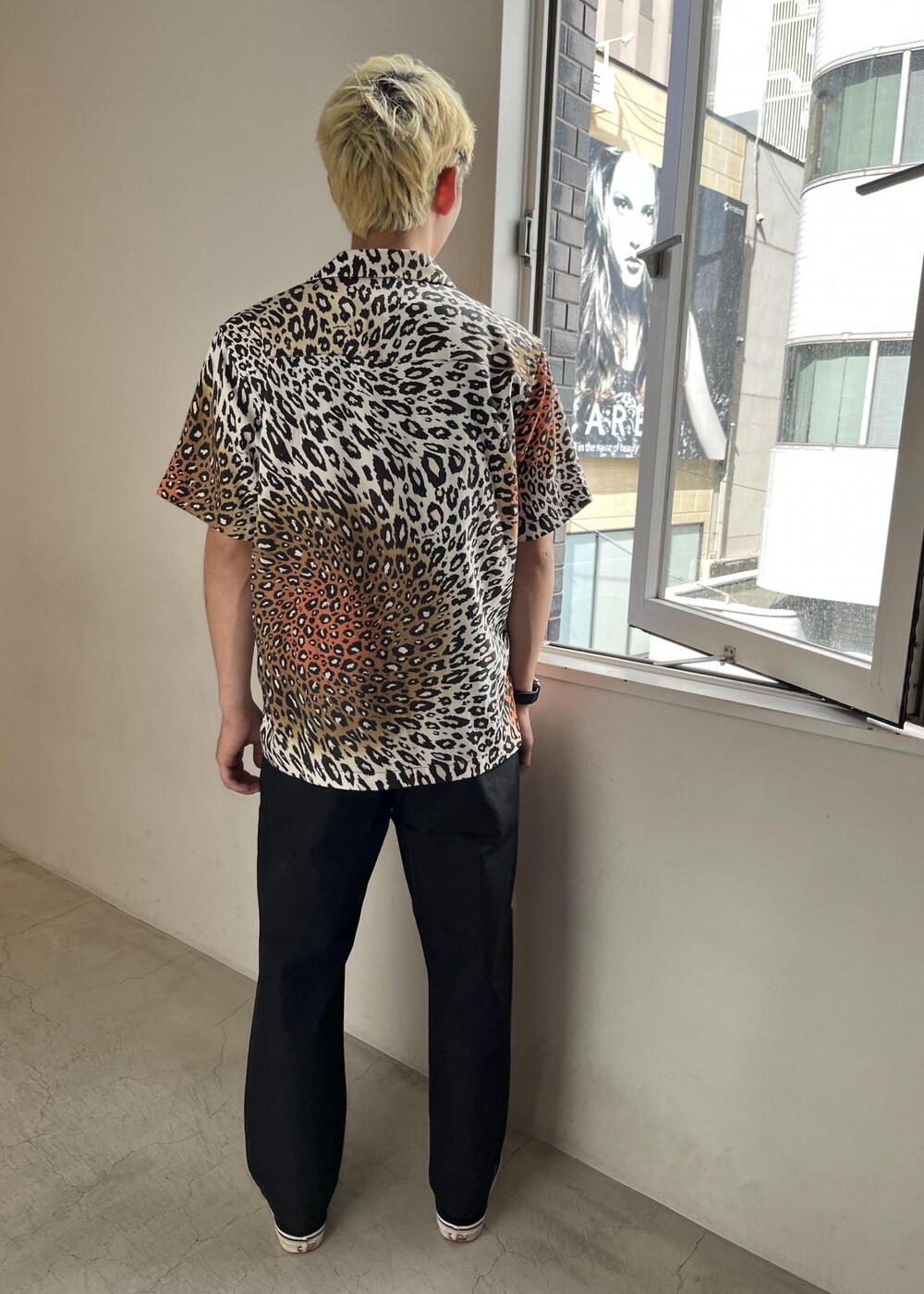 ブラック系のその他パンツ、ブラック系のタンクトップ、オレンジ系のシャツ/ブラウスを着用したメンズの夏コーディネートの3枚目の写真
