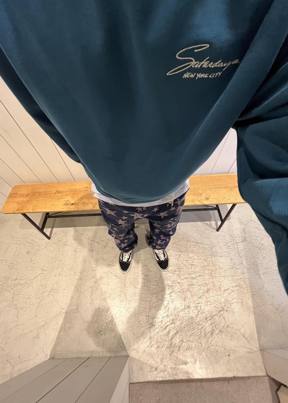 その他のカーゴパンツ、グリーン系のスウェットを着用したメンズの秋コーディネートの3枚目の写真