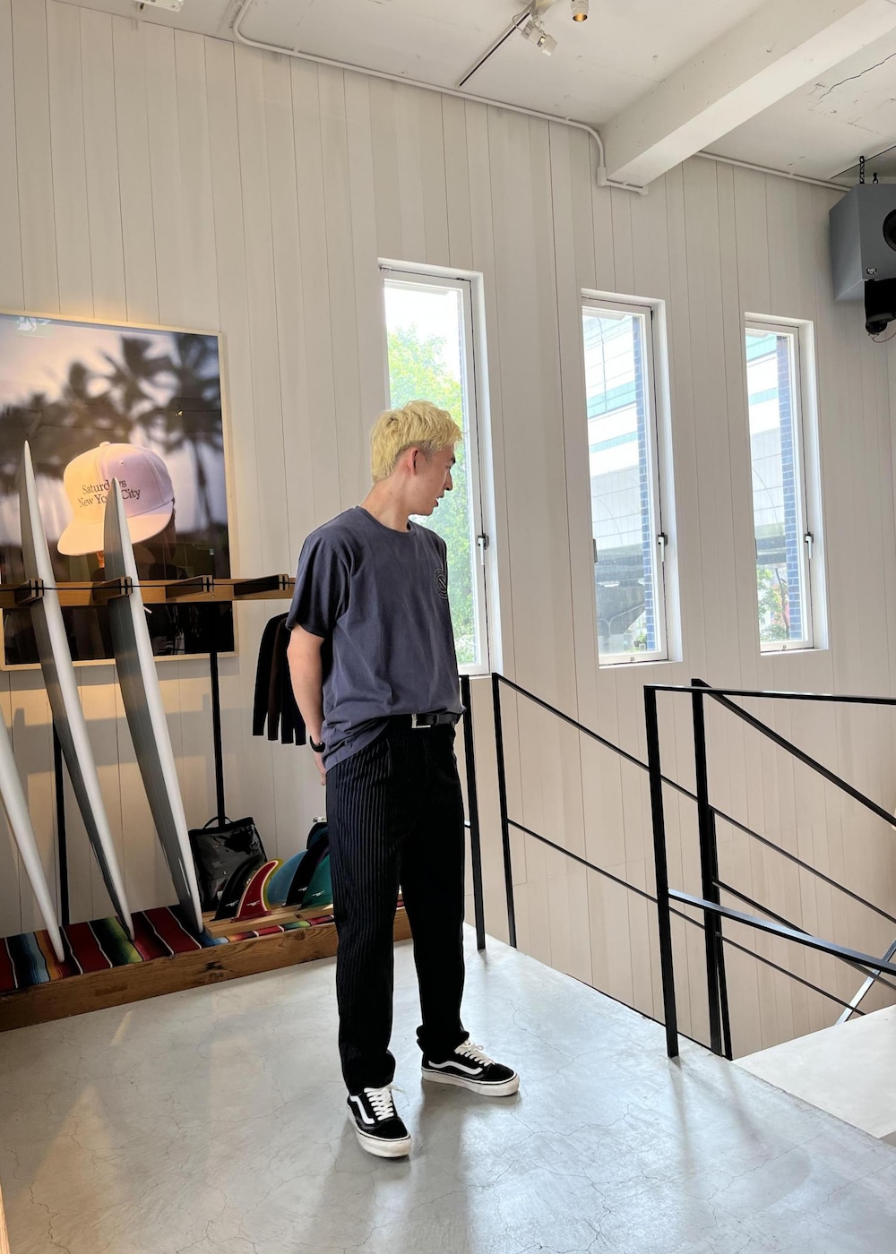 ブルー系のその他パンツ、パープル系のTシャツ/カットソーを着用したメンズの夏コーディネートの2枚目の写真