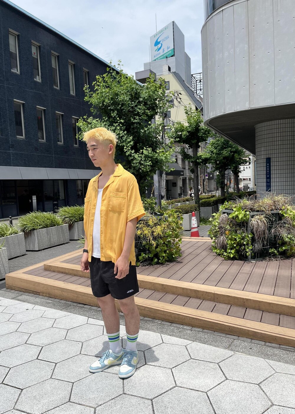 ベージュ系のシャツ/ブラウス、ブラック系の水着を着用したメンズの夏コーディネートの2枚目の写真