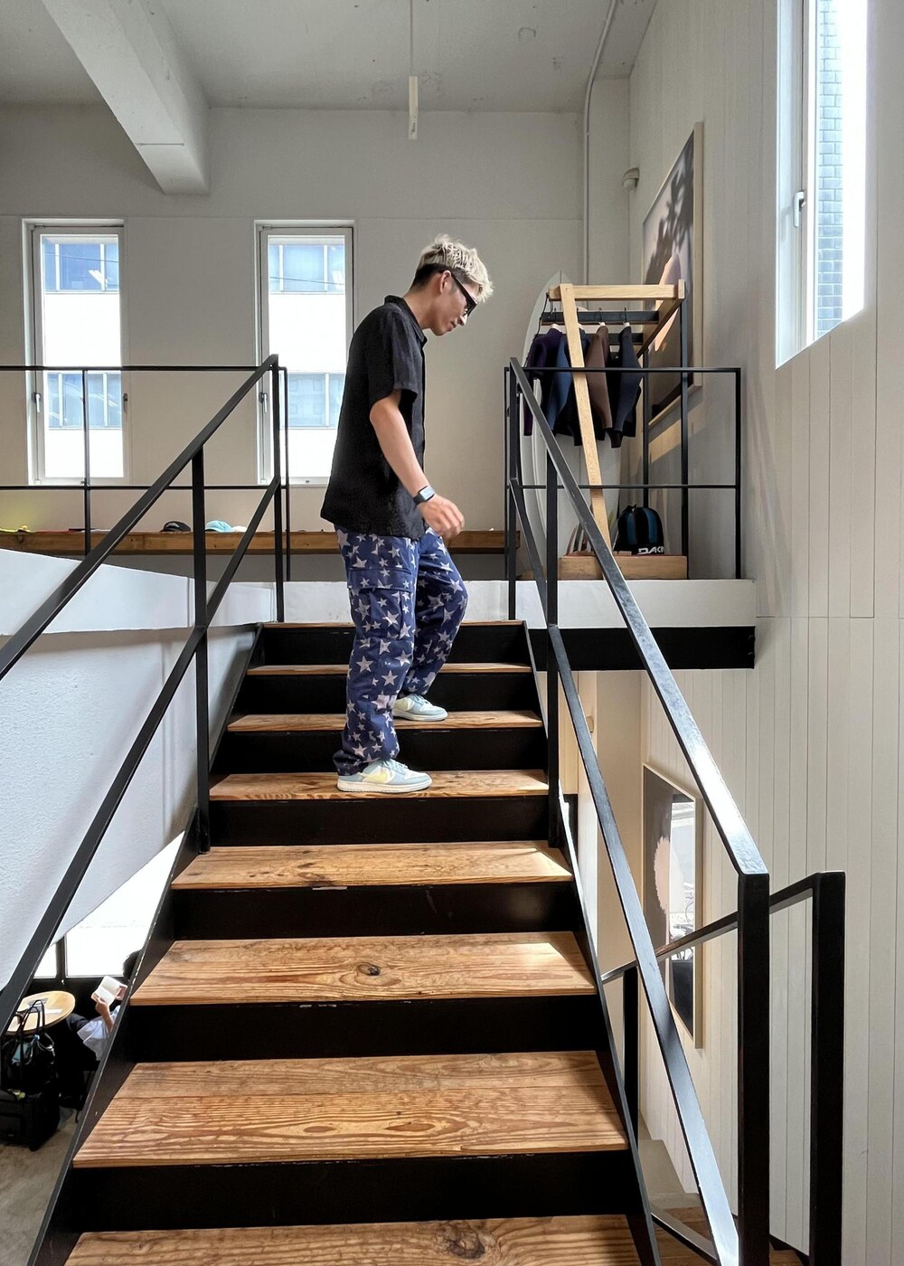 その他のカーゴパンツ、ブラック系のタンクトップ、ブラック系のシャツ/ブラウスを着用したメンズの夏コーディネートの2枚目の写真