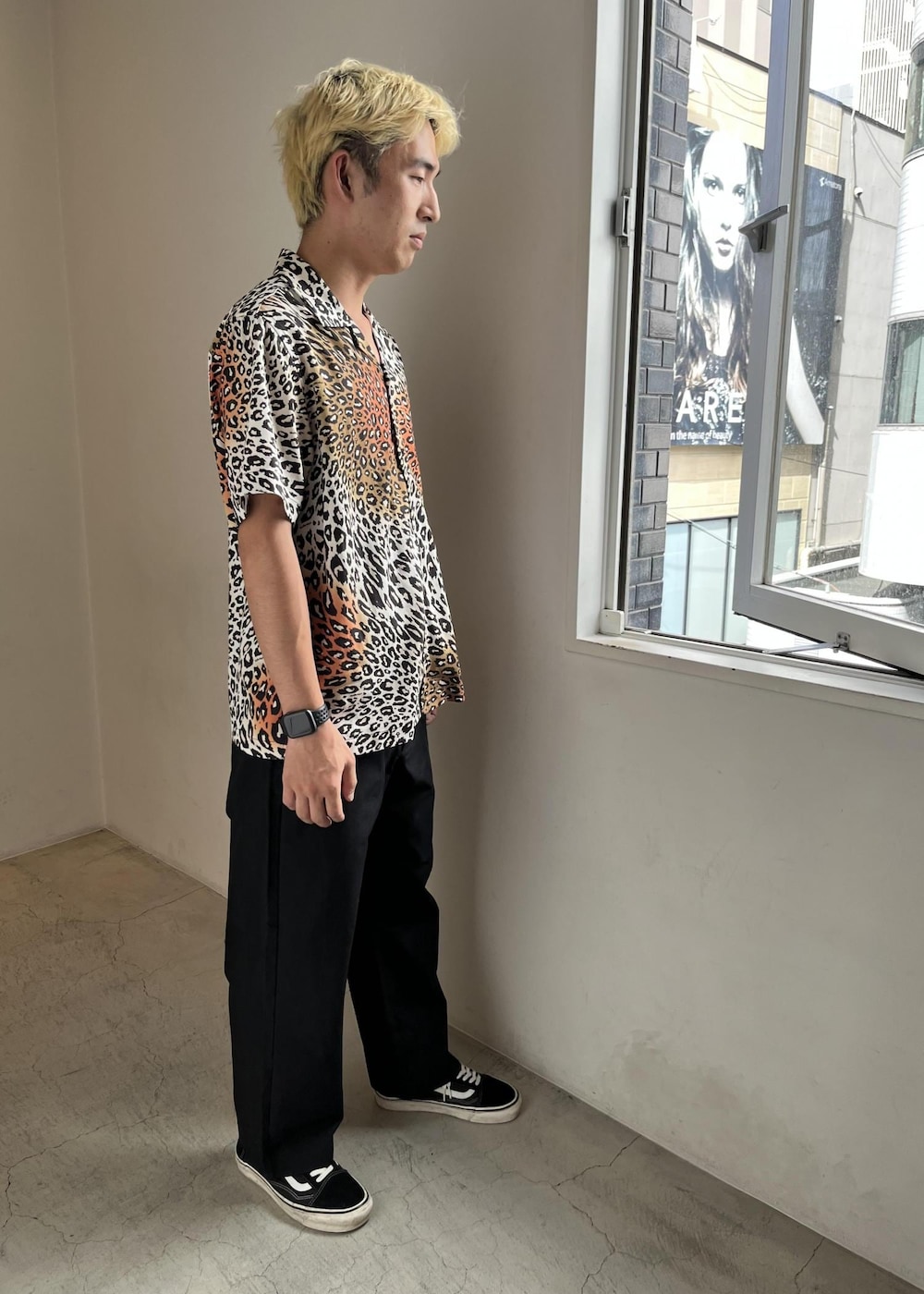 ブラック系のその他パンツ、ブラック系のタンクトップ、オレンジ系のシャツ/ブラウスを着用したメンズの夏コーディネートの2枚目の写真