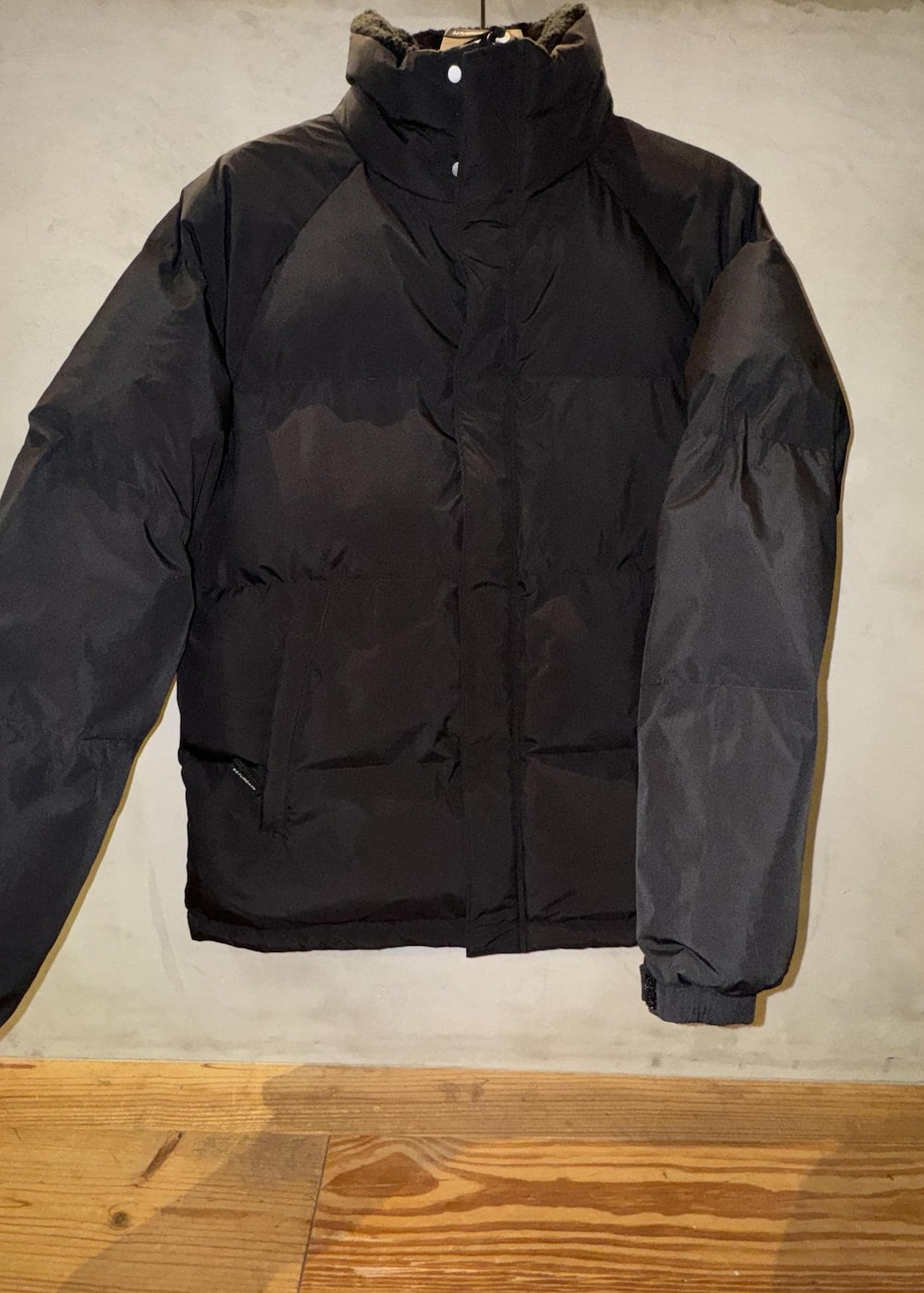 ブラック系のニット/セーター、ブラック系のダウンジャケット/コートを着用したメンズの冬コーディネートの3枚目の写真