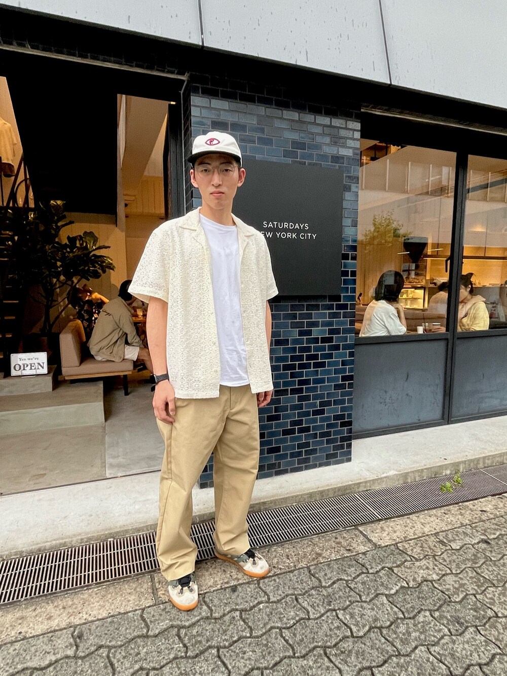 ホワイト系のシャツ/ブラウス、ベージュ系のその他パンツ、ホワイト系のTシャツ/カットソーを着用したメンズの夏コーディネートの2枚目の写真