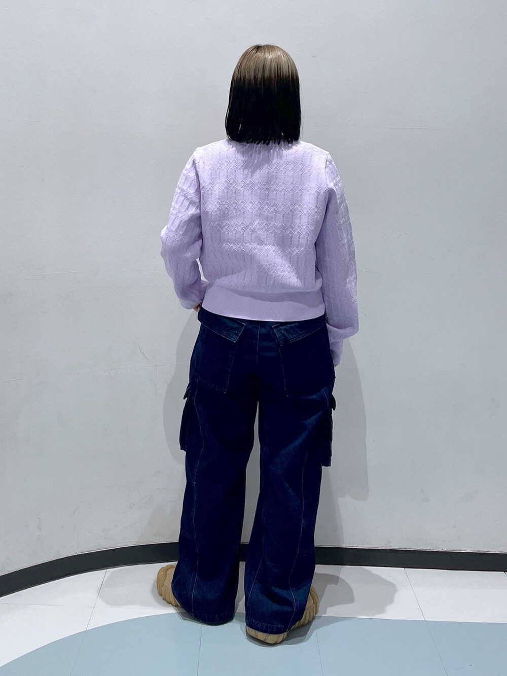 パープル系のカーディガン/ボレロ、ブラック系のショルダーバッグ、ブルー系のカーゴパンツを着用したレディースの春コーディネートの4枚目の写真