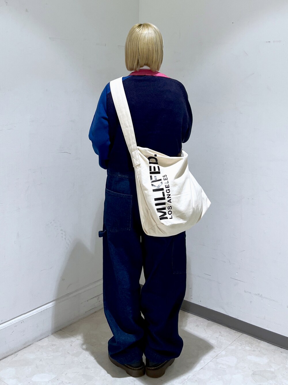 ブルー系のカーディガン/ボレロ、ホワイト系のシャツ/ブラウス、ホワイト系のショルダーバッグを着用したレディースの夏コーディネートの2枚目の写真