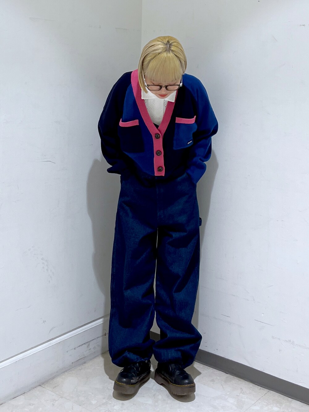 ブルー系のカーディガン/ボレロ、ホワイト系のシャツ/ブラウス、ホワイト系のショルダーバッグを着用したレディースの夏コーディネートの3枚目の写真