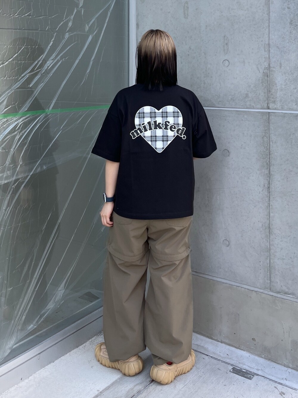 ブラック系のTシャツ/カットソー、ブラック系のハンドバッグ、グリーン系のその他パンツを着用したレディースの春コーディネートの4枚目の写真