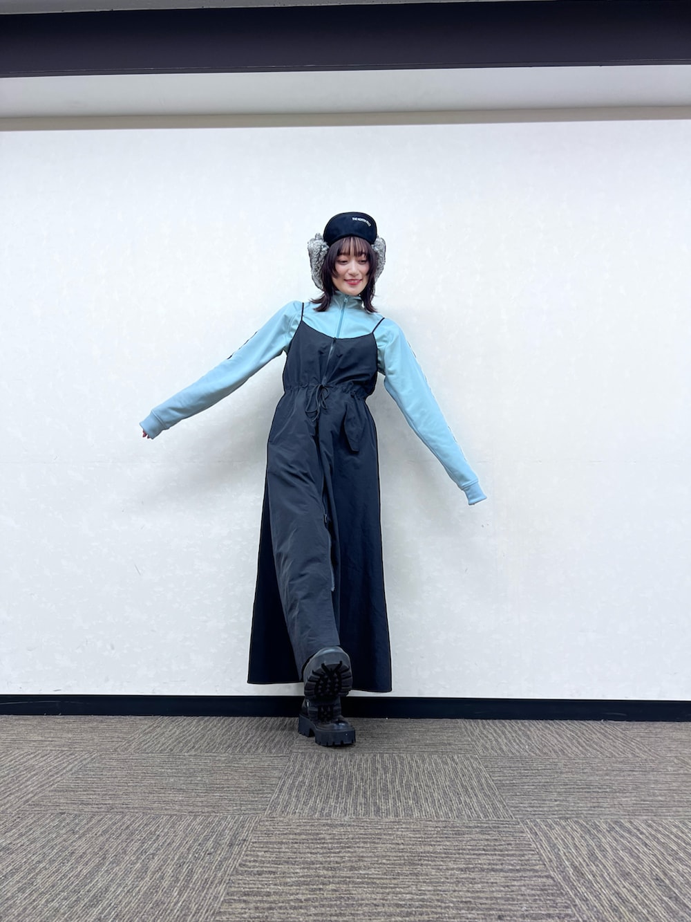 ブルー系のジャージ、ブラック系のワンピース、ブラック系のブーツを着用したレディースの秋コーディネートの3枚目の写真