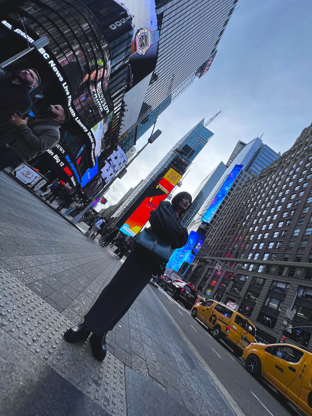 グレー系のワンピース、ブラック系のライダースジャケット、ブラック系のブーツを着用したレディースの秋コーディネートの2枚目の写真