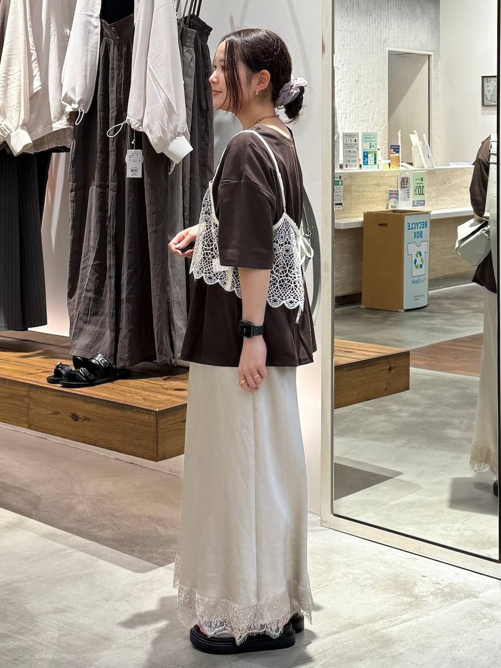 ホワイト系のその他トップス、グレー系のショルダーバッグ、その他のサンダルを着用したレディースの夏コーディネートの2枚目の写真