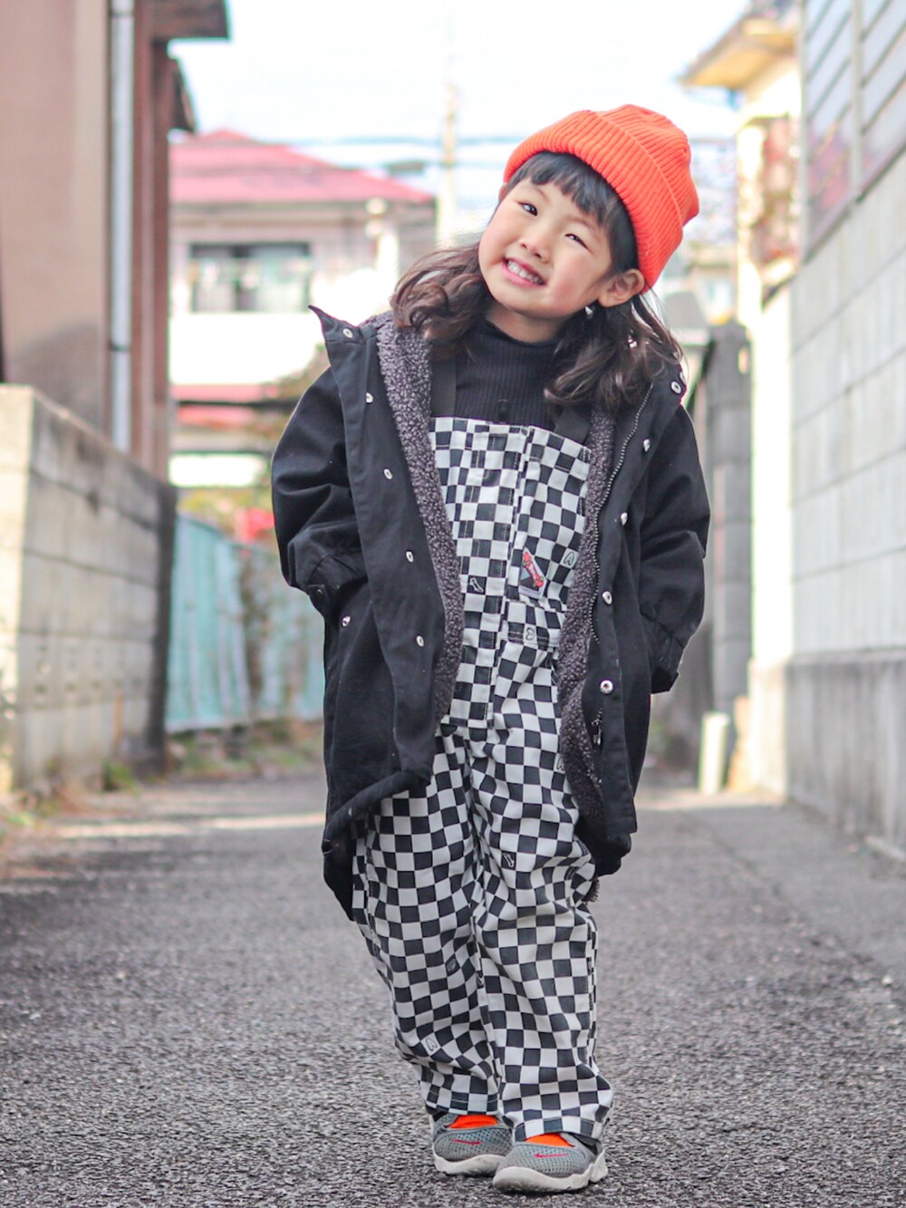 ブラック系のTシャツ/カットソー、その他のサロペット/オーバーオール、ブラック系のモッズコートを着用したキッズの冬コーディネートの2枚目の写真