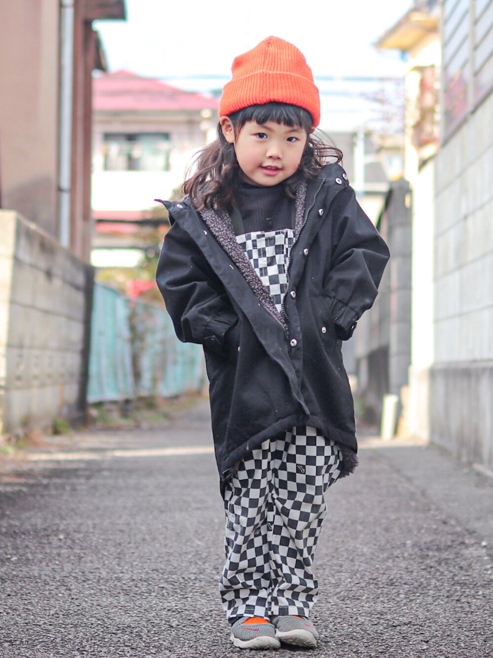 ブラック系のTシャツ/カットソー、その他のサロペット/オーバーオール、ブラック系のモッズコートを着用したキッズの冬コーディネートの5枚目の写真