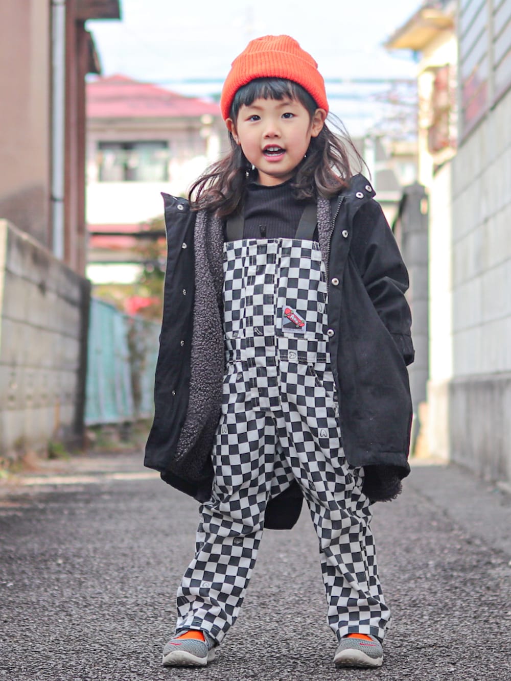 ブラック系のTシャツ/カットソー、その他のサロペット/オーバーオール、ブラック系のモッズコートを着用したキッズの冬コーディネートの4枚目の写真