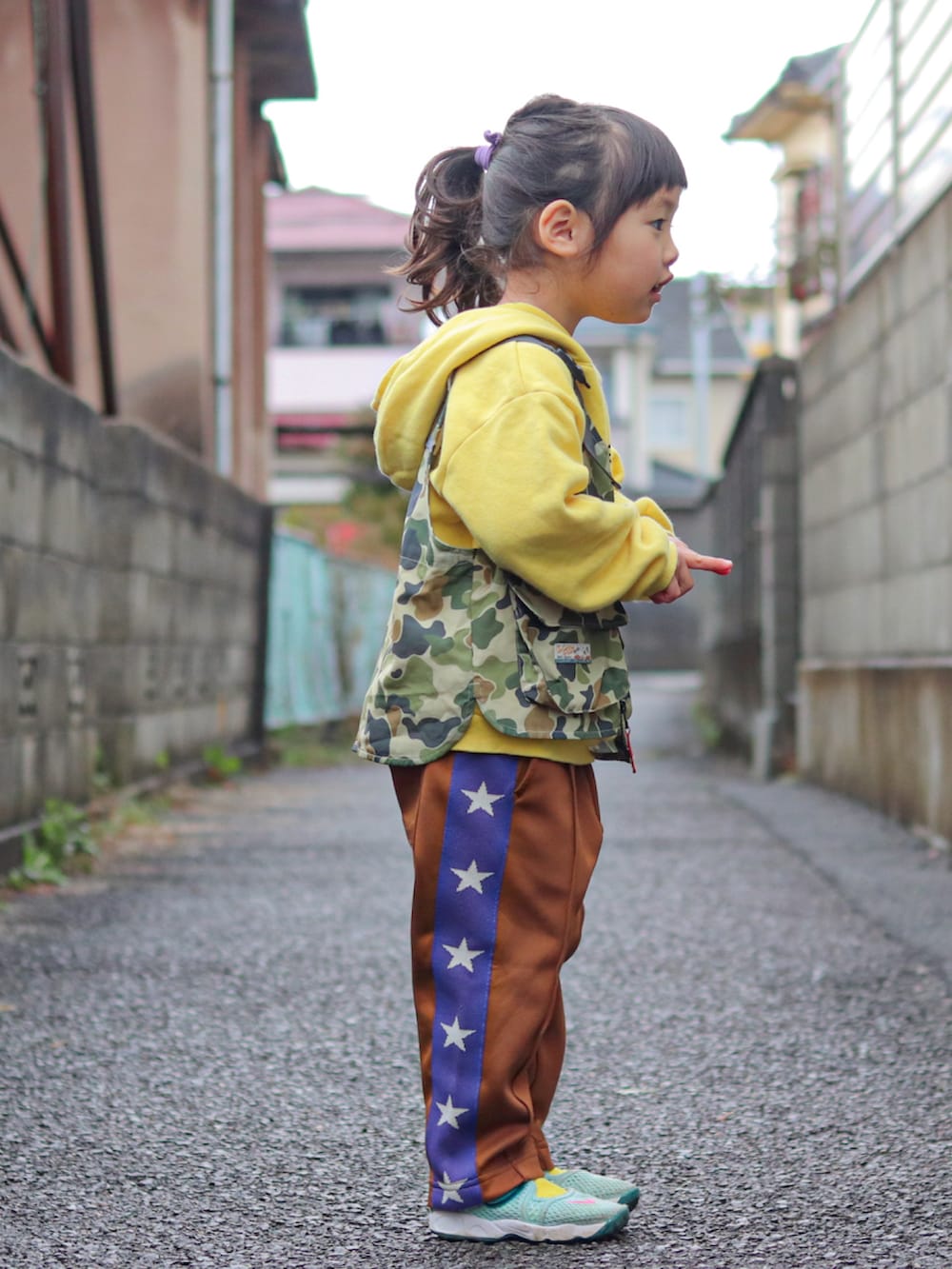 イエロー系のパーカー、その他のベスト、ブラウン系のその他パンツを着用したキッズの冬コーディネートの4枚目の写真