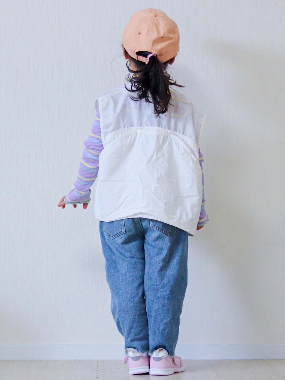 「春色、春コーデ、春服、春服みてみて、リブニット、パステルカラー、ベスト、デニム、スニーカー、キャップ、プチプラ、カジュアルコーデ、キッズコーデ、スポーツミックス、お出かけコーデ」｜「BREEZEのボーダーリブロンT（Tシャツ/カットソー、パープル系）」を使った、みぃ&はるさん（キッズ・100cm）の春コーディネートの3枚目の写真