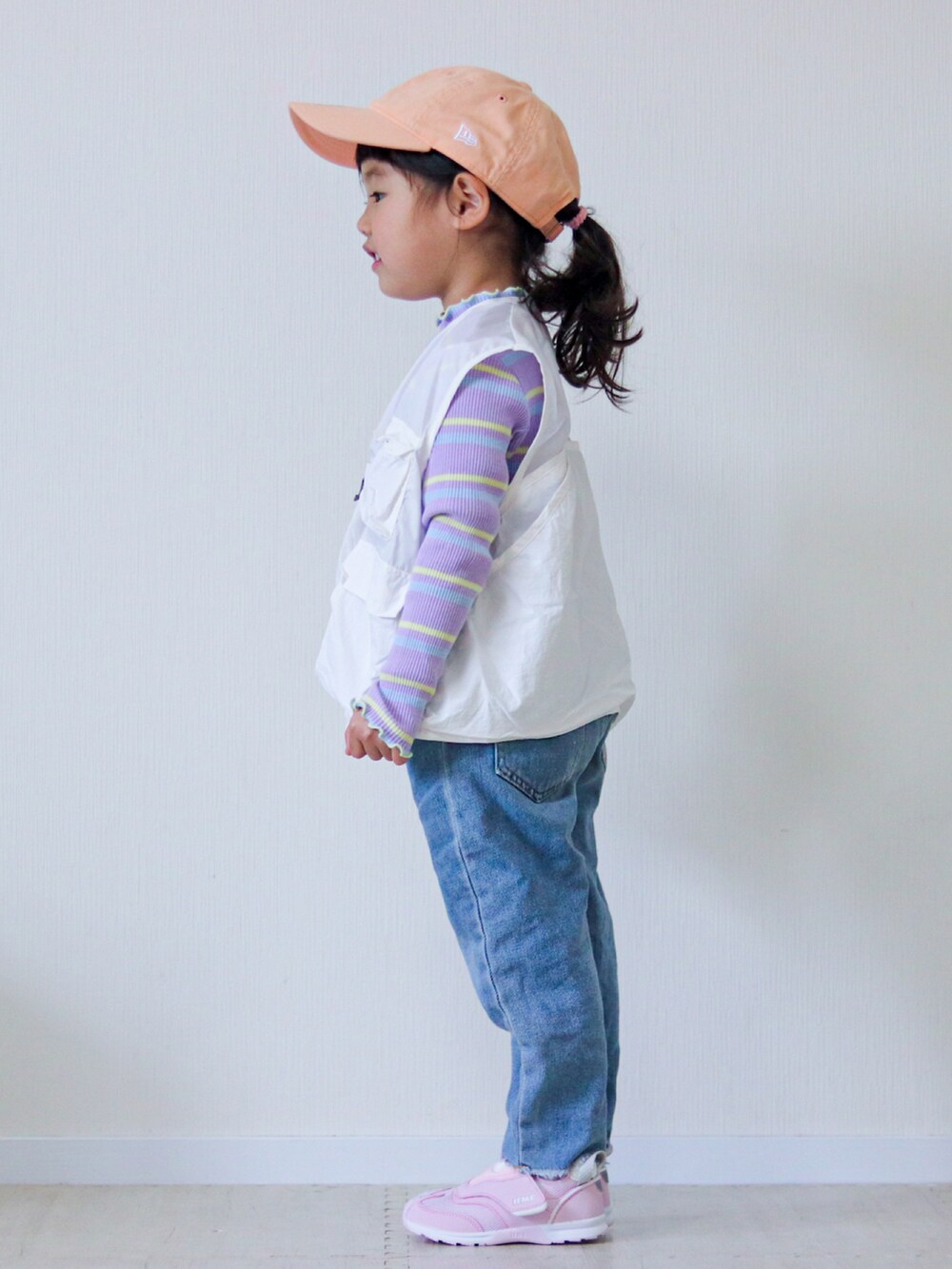 「春色、春コーデ、春服、春服みてみて、リブニット、パステルカラー、ベスト、デニム、スニーカー、キャップ、プチプラ、カジュアルコーデ、キッズコーデ、スポーツミックス、お出かけコーデ」｜「BREEZEのボーダーリブロンT（Tシャツ/カットソー、パープル系）」を使った、みぃ&はるさん（キッズ・100cm）の春コーディネートの2枚目の写真