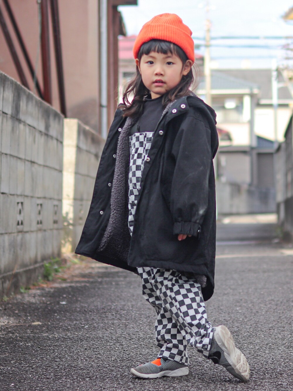 ブラック系のTシャツ/カットソー、その他のサロペット/オーバーオール、ブラック系のモッズコートを着用したキッズの冬コーディネートの3枚目の写真