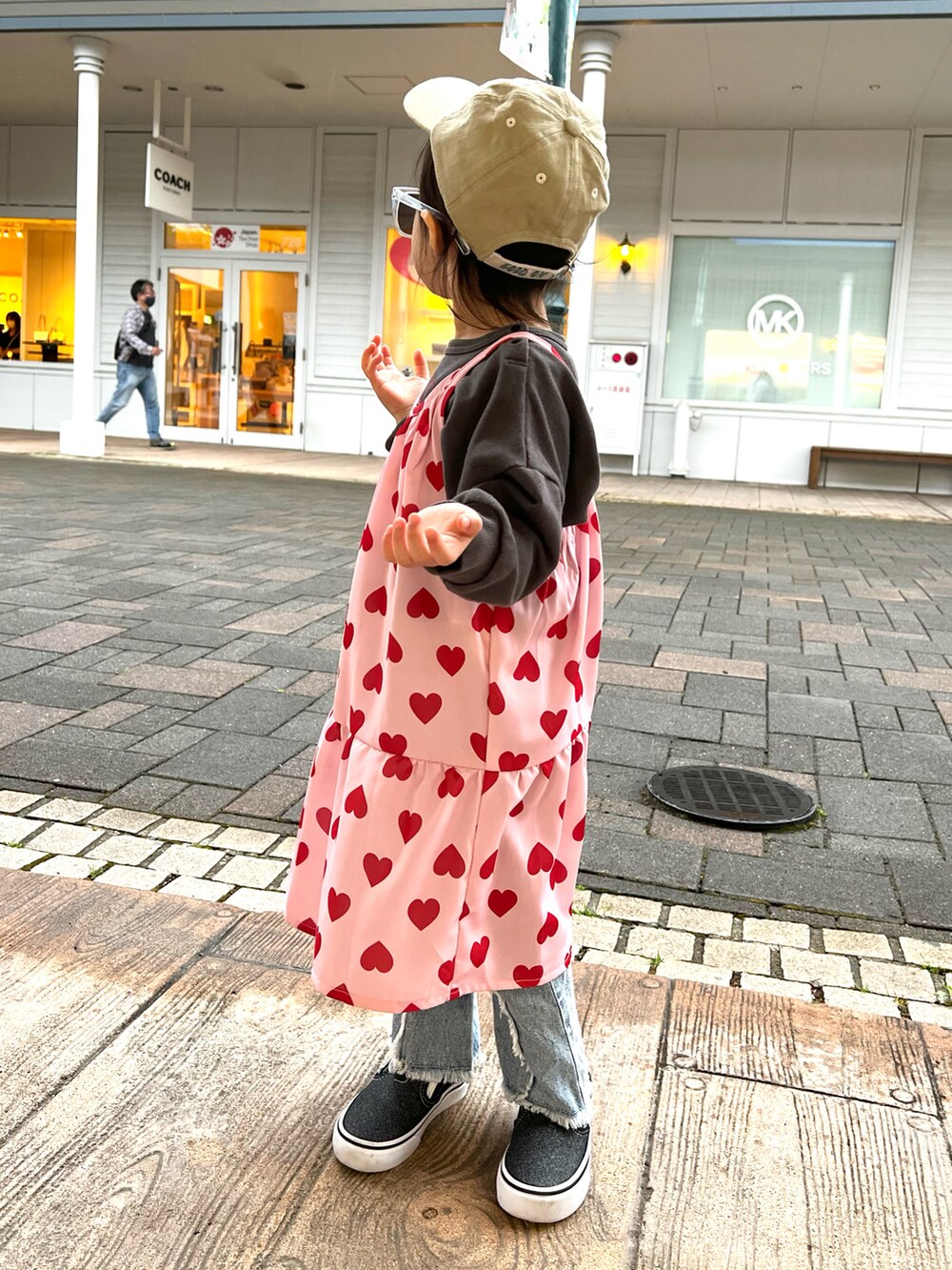 グレー系のスウェット、ベージュ系のキャップを着用したキッズの春コーディネートの2枚目の写真