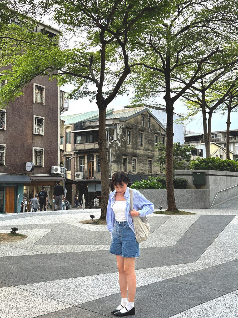 ブルー系のデニムパンツ、ブルー系のシャツ/ブラウスを着用したレディースの春コーディネートの2枚目の写真