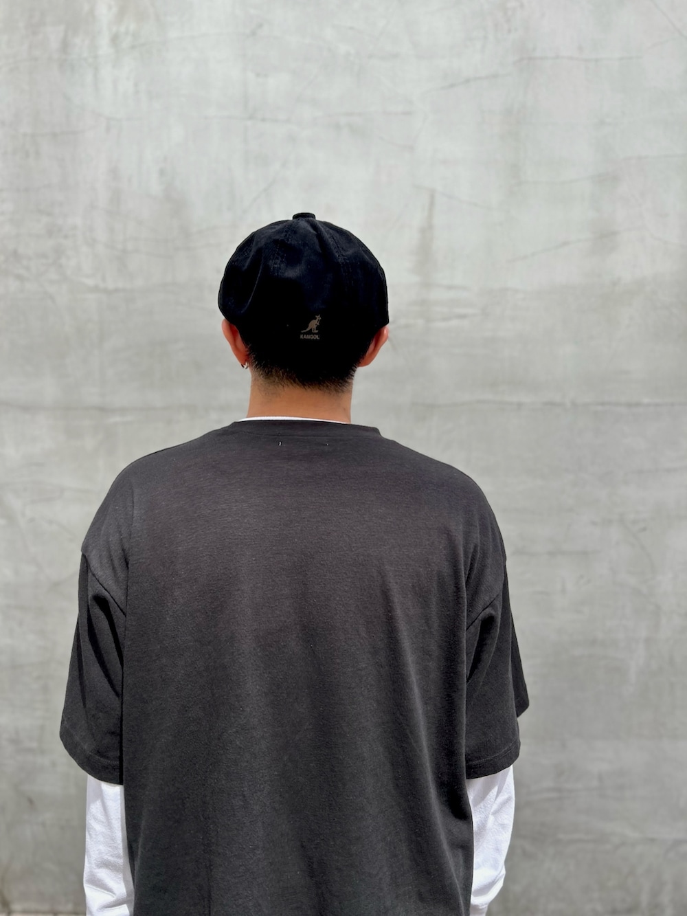 ブラック系のアンサンブル、ホワイト系のTシャツ/カットソー、ホワイト系のスニーカーを着用したメンズの夏コーディネートの2枚目の写真