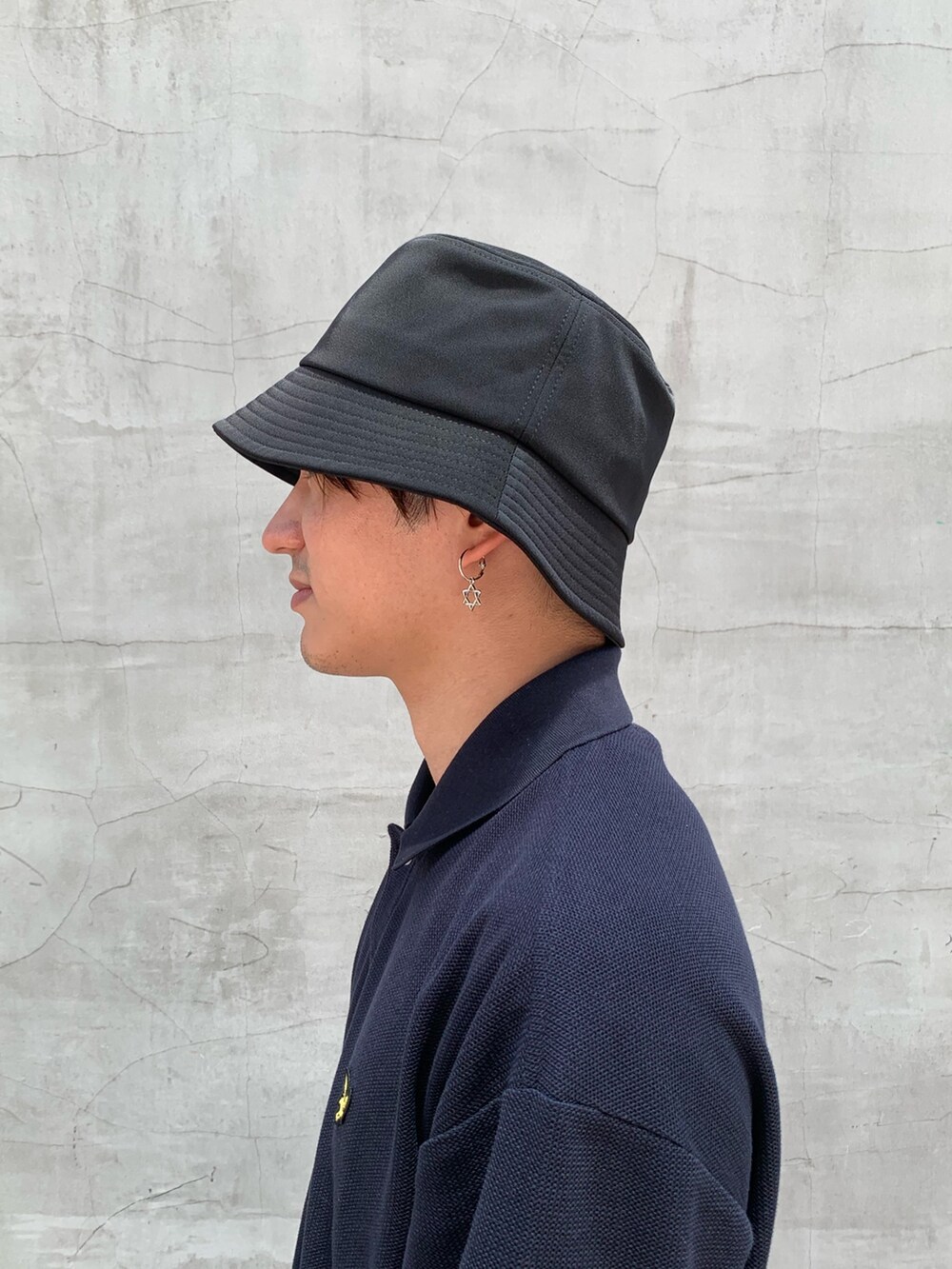 ブルー系のポロシャツ、グリーン系のカーゴパンツ、ブラック系のスニーカーを着用したメンズの夏コーディネートの2枚目の写真