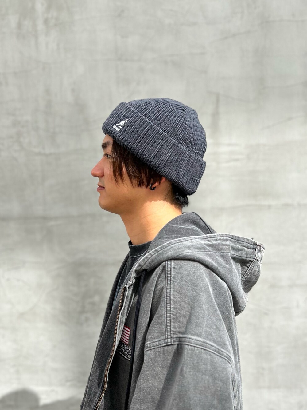 ブラック系のTシャツ/カットソー、グレー系のジャケット/アウター、グリーン系のカーゴパンツを着用したメンズの秋コーディネートの2枚目の写真